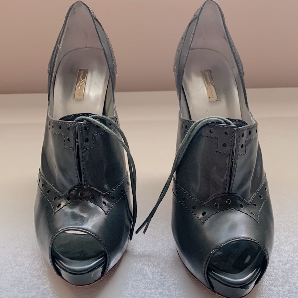 Super unique gray lace up gray leather pumps. Report signature - size 8.5